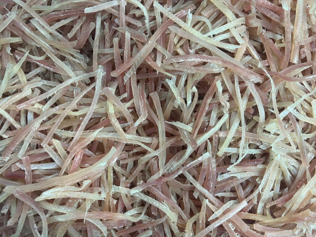 Нарезка сушеной соленой камбалы полосками